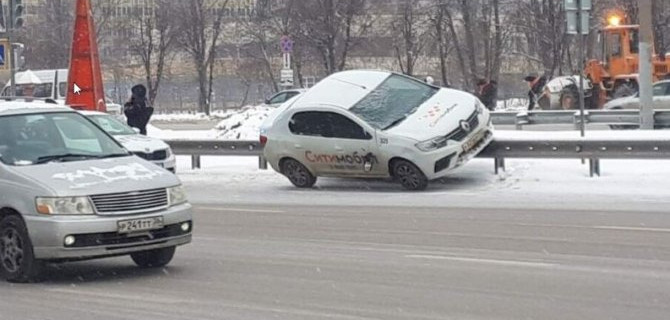 В Воронеже такси сбило женщину и вылетело на ограждение