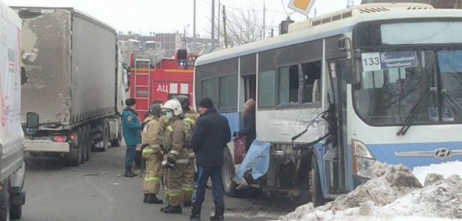 Рейсовый автобус столкнулся с фурой в Челябинске