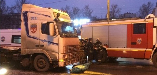 Появились подробности наезда большегруза на пешехода в Петербурге