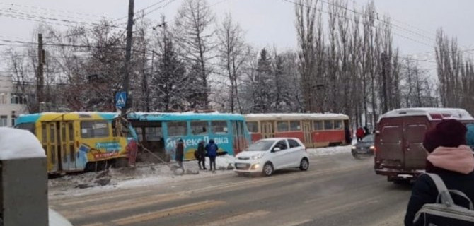 Трамвай сошел с рельсов в Нижнем Новгороде