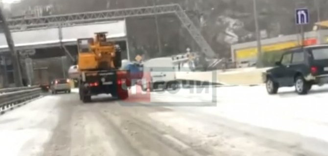 Бензовоз протаранил дорожные ограждения в Сочи