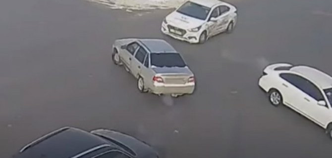 В Волгограде Daewoo Nexia не смогла пропустить машину такси