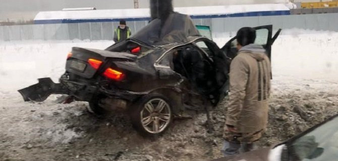 В Красногвардейском районе Петербурга иномарка врезалась в столб – водитель погиб