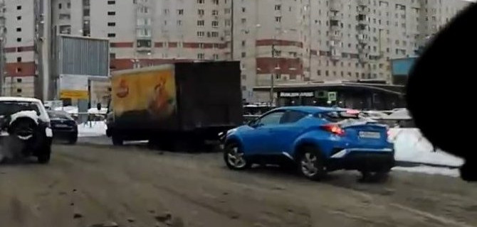 По «каше» в ДТП – в Петербурге столкнулись грузовик и легковушка