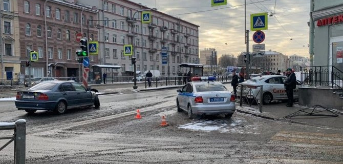 В Петербурге после ДТП машина сбила пешехода на тротуаре