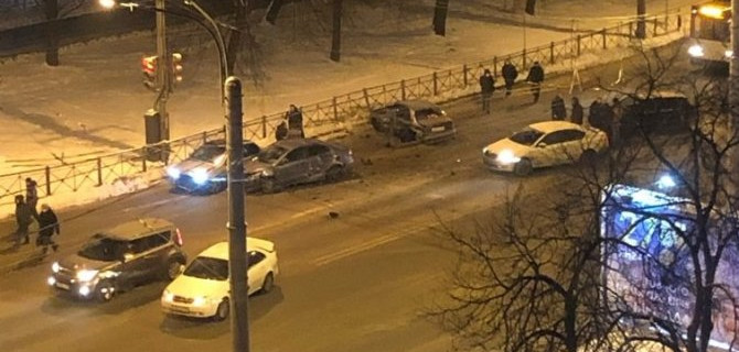 Массовое ДТП на Гражданском проспекте в Санкт-Петербурге вызвало затор