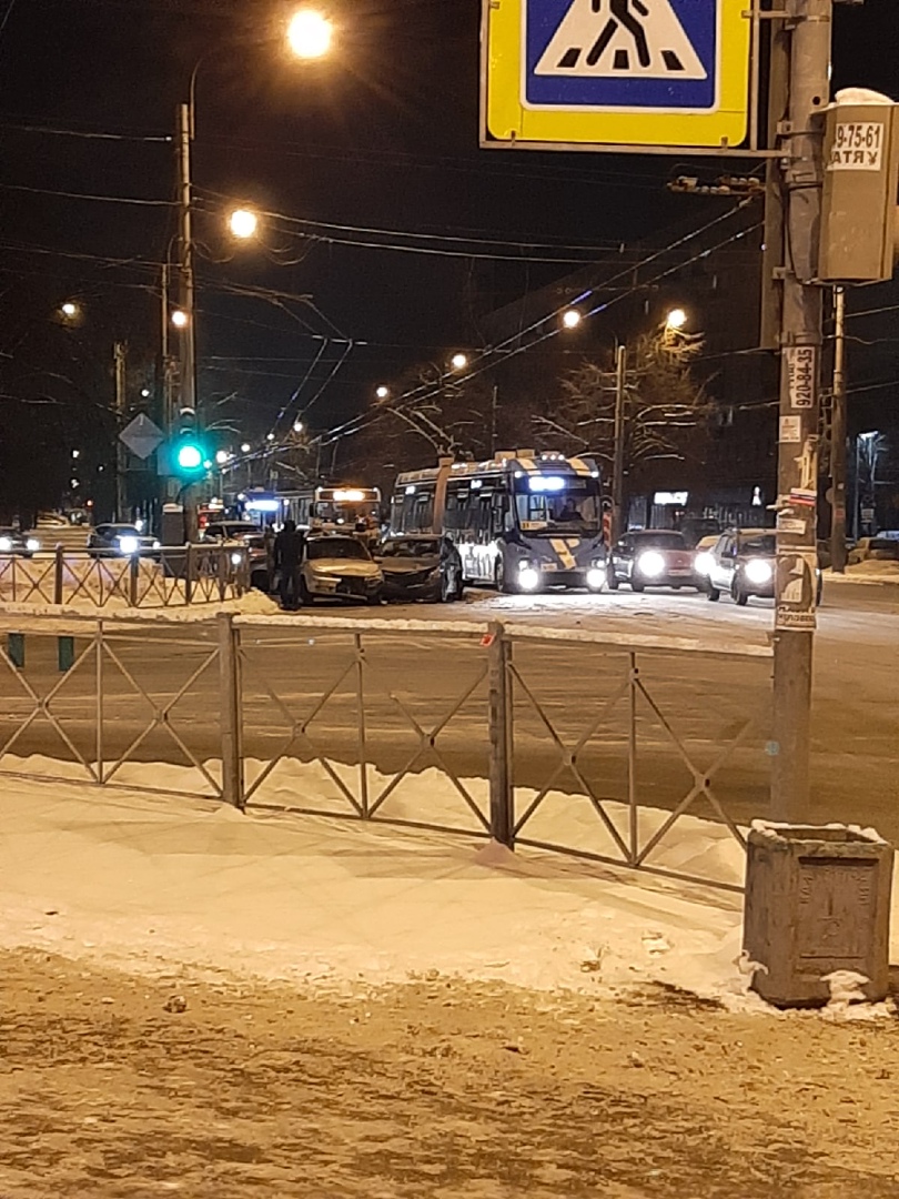 Массовое ДТП на Гражданском проспекте вызвало затор (2)