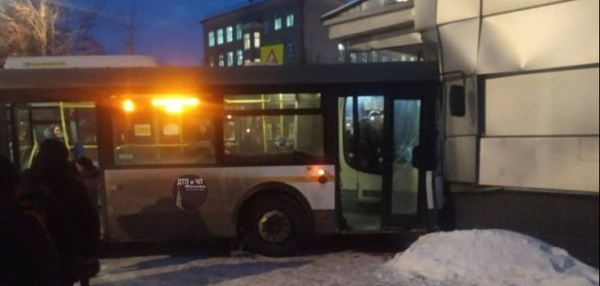 В подмосковной Электростали автобус врезался в здание кинотеатра