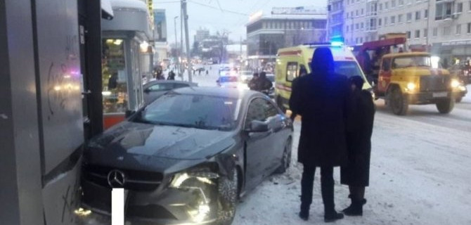 В Екатеринбурге автомобиль врезался в остановку