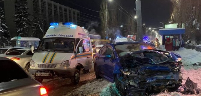 В Саратове столкнулись иномарки, пострадало два человека