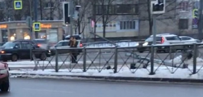В Петербурге на перекрестке Димитрова и Будапештской машина сбила столб и уехала