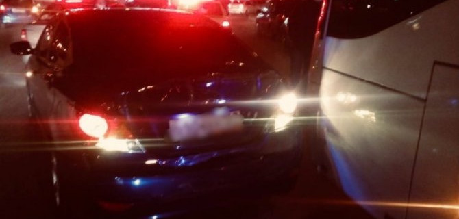 Маленькая девочка пострадала в столкновении автобуса и Hyundai Solaris