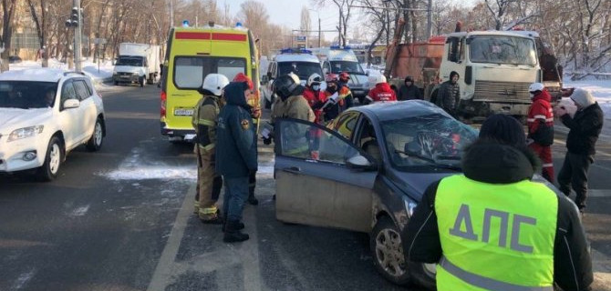 Hyundai Solaris не разминулся с МАЗом в Саратове