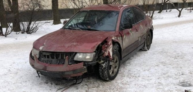 Водитель, сбивший столб в Петербурге, задержан