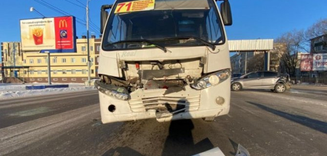 В Хабаровске пассажиры маршрутки пережили стресс во время ДТП на Пионерской