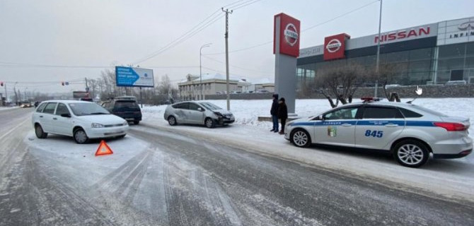 Хабаровский пенсионер решил круто развернуться на оживленном участке дороги