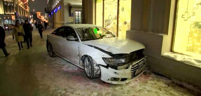 В Москве машина вылетела на тротуар после ДТП и сбила заслуженную артистку России