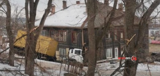 Фура въехала в барак во Владивостоке