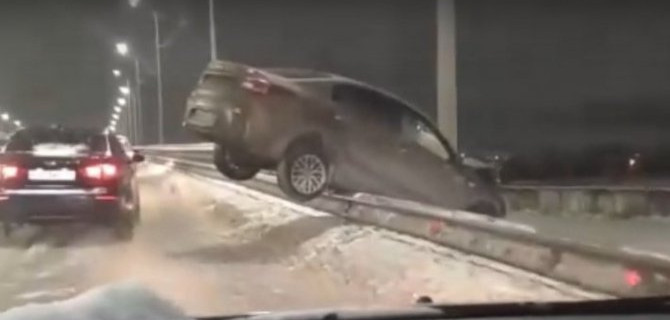 Хотела улететь, но повисла на путепроводе