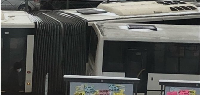 На проспекте Большевиков в Петербурге столкнулись автобусы