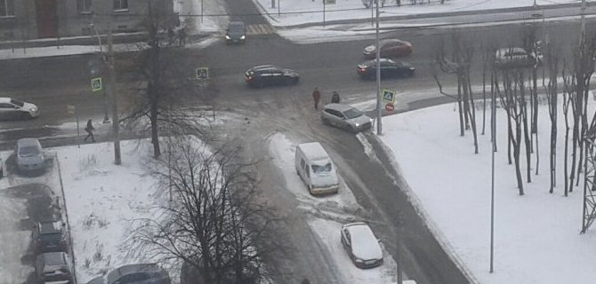 На улице Новостроек в Петербурге произошли два ДТП в одном месте