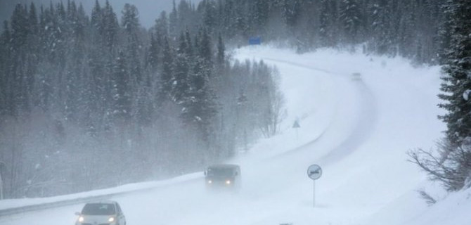 Сотрудники ДПС спасли жизнь дальнобойщику на Ямале