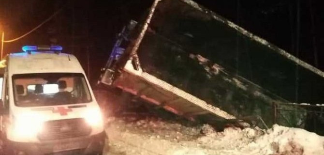 В Лосево спасатели вырезали водителя мусоровоза после ДТП