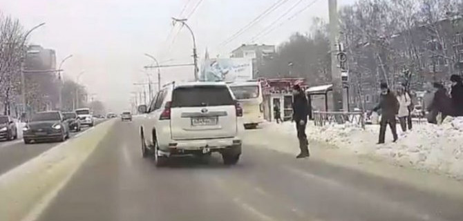 Toyota Sprinter наказал пешехода в Анжеро-Судженске, раз ему законы не писаны