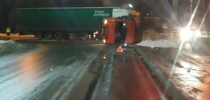 КамАЗ в Рязани занимался мирным делом — уборкой снега, пока в него не въехала фура