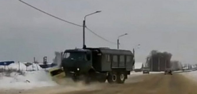 На видео попала страшная смерть под колесами КамАЗа, возле поселка Дубровичи