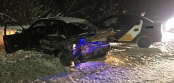 32-летний рязанец в потемках не разглядел стоящий Volkswagen Passat и совершил на него жесткий наезд