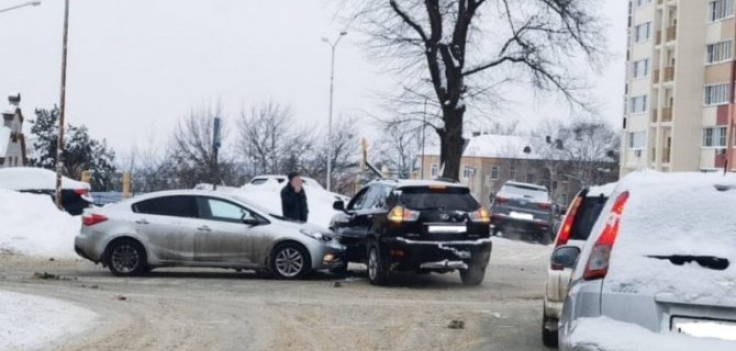 Авария двух иномарок в Пензе застопорила оживленный перекресток