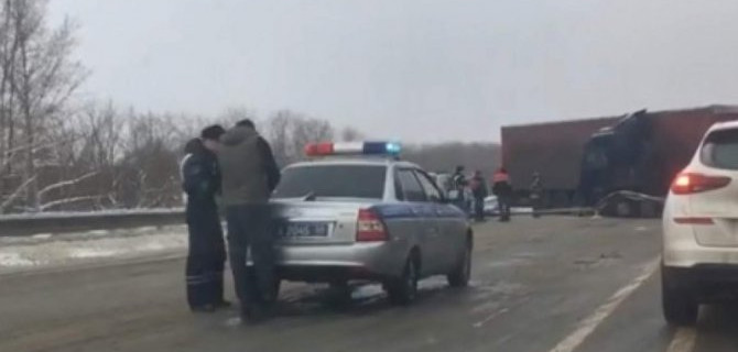 Фура под Пензой потеряла управление и снесла отбойники