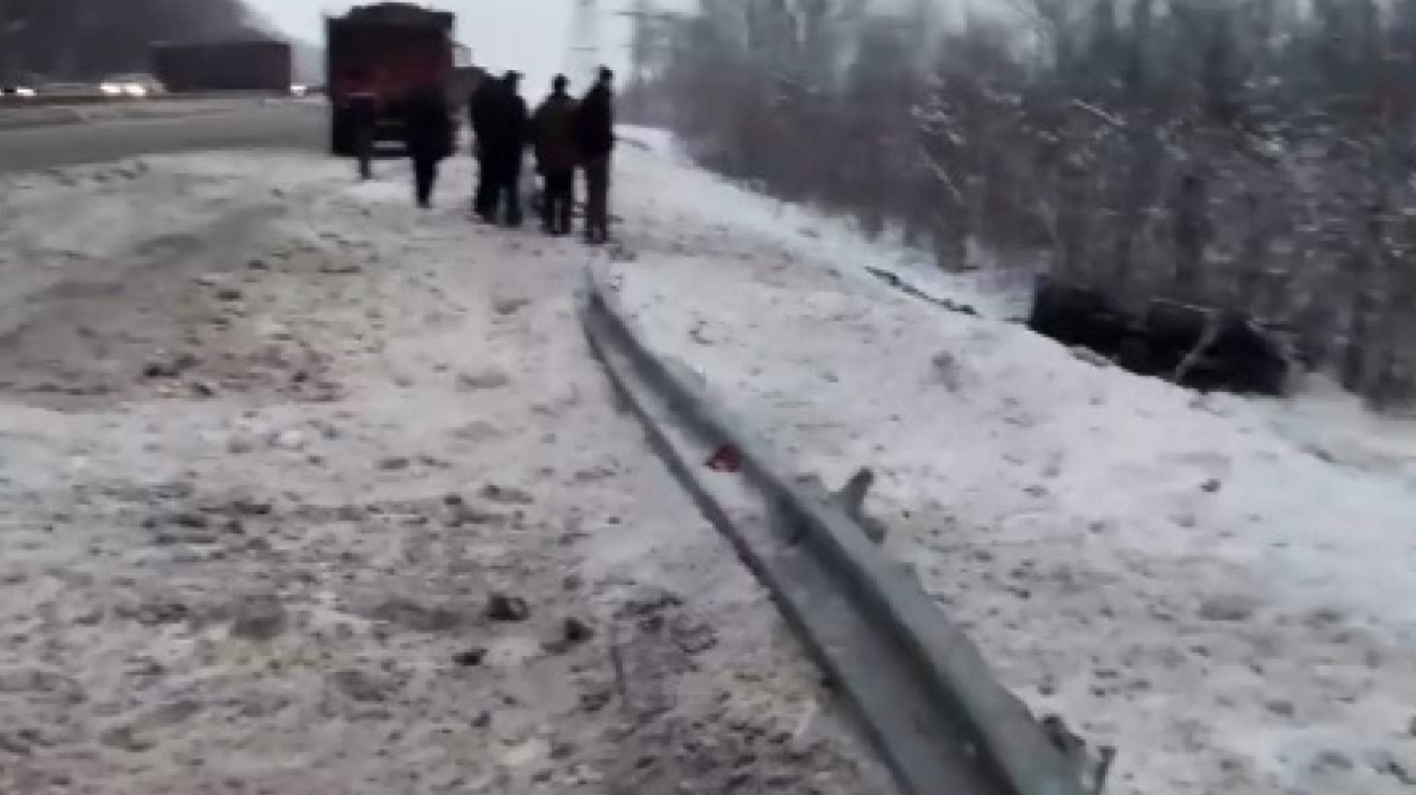 Фура под Пензой потеряла управление и снесла отбойники_2