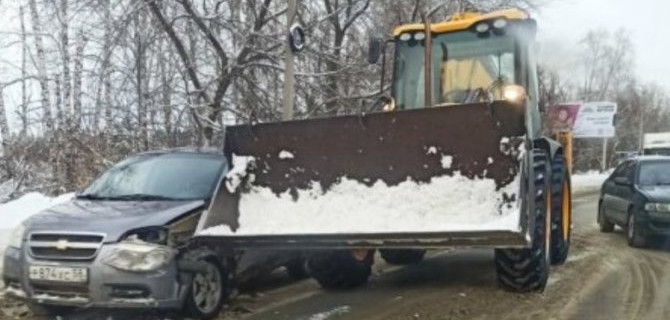 В Пензе снегоуборочный трактор показал, кто на дороге главный