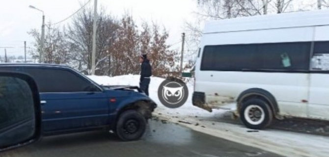 20 человек было в маршрутке, когда она столкнулась с «Маздой»