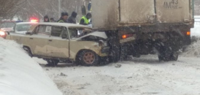 В Кирове грузовик раздавил «Жигули», всего в аварии пострадало 4 машины