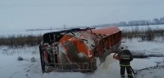 Бензовоз под Липецком улетел в кювет, произошел розлив топлива