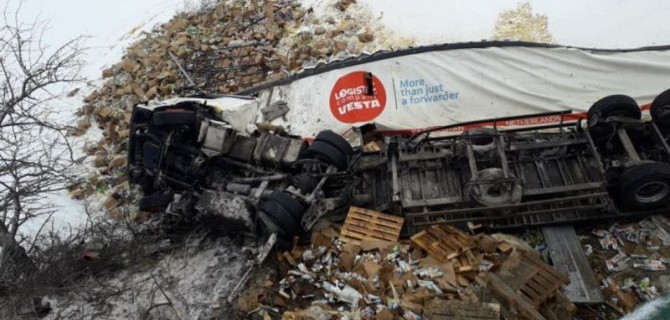 В Липецкой области фура с соками не удержалась на дороге из-за снежного заноса