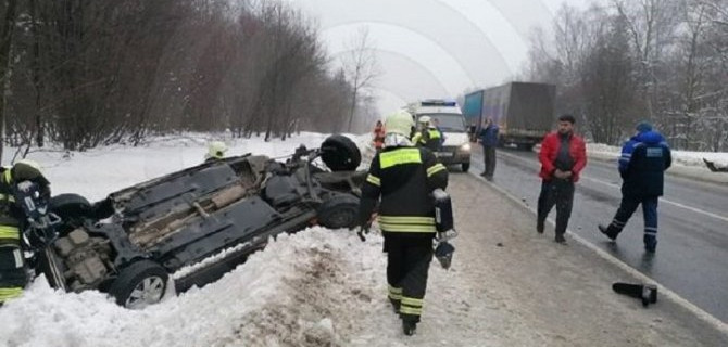 В Москве четыре человека пострадали в ДТП с тремя машинами