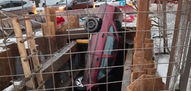 Легковушка провалилась в яму на проспекте Ветеранов в Петербурге