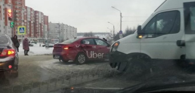 В Чебоксарах маршрутка справедливо припечатала правую бочину Kia Rio