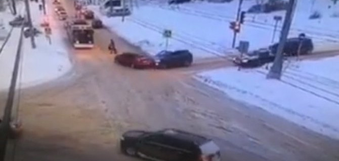 Участники ДТП в Чебоксарах просят очевидцев рассудить: какой горел светофор?