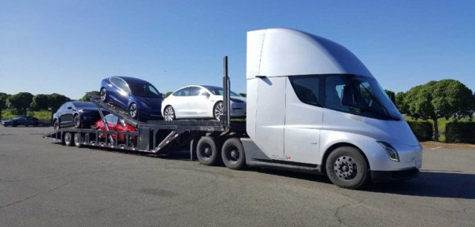 Работа над электрогрузовиком Tesla Semi будет ускорена