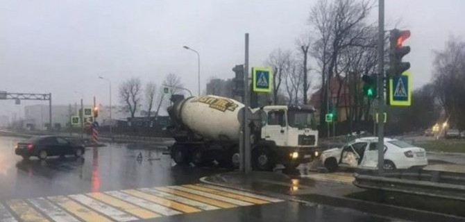 Как легковушка в Калининграде решила потягаться с бетономешалкой