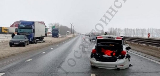 В Воловском районе BMW со всего маху врезался в грузовик