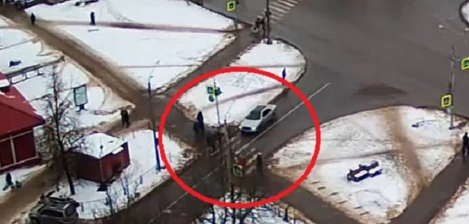 В Кингисеппе автомобиль сбил людей на переходе