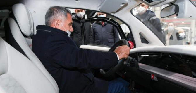 Президент Татарстана испытал электромобиль «Кама-1»