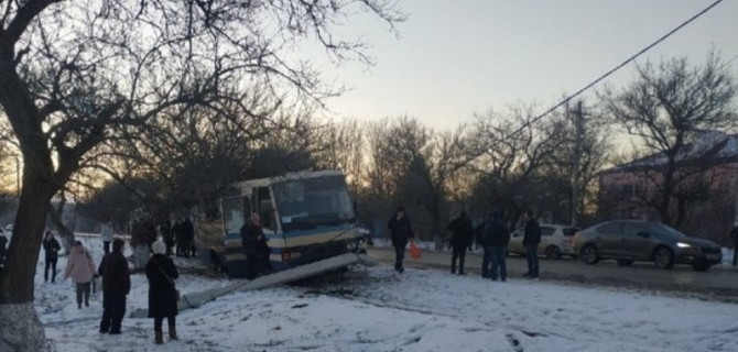 Пассажирский автобус столкнулся с экипажем ДПС в Крыму