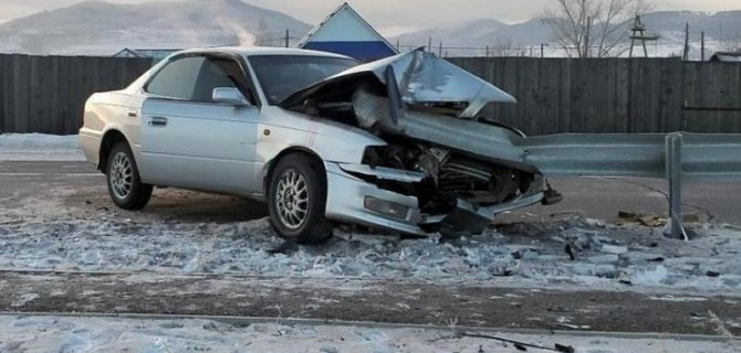 В селе Петропавловка «Тойота» врезалась в металлическое ограждение